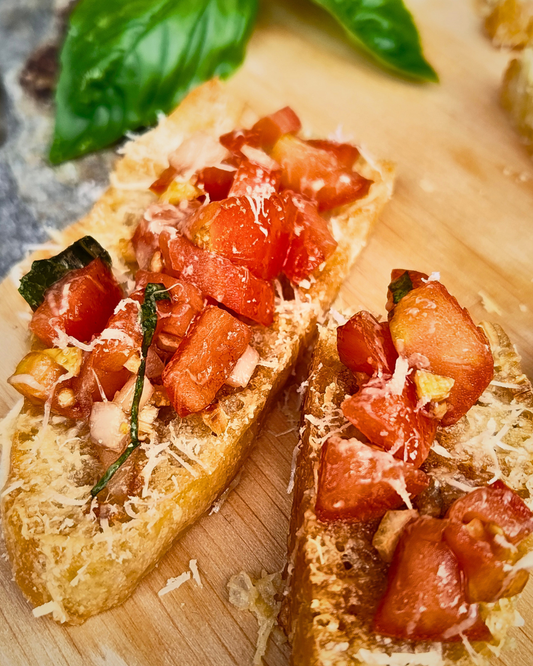 Bruschetta med tomat, basilikum og Parmigiano Reggiano